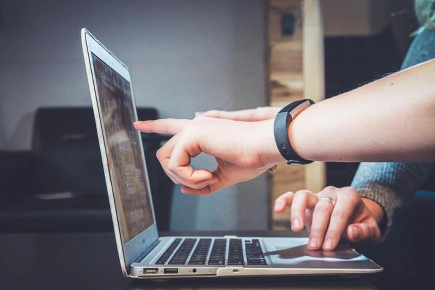 Arbeiter benutzen Laptop, während sie etwas besprechen von Deutsche Vermögensberatung - Frank Schab